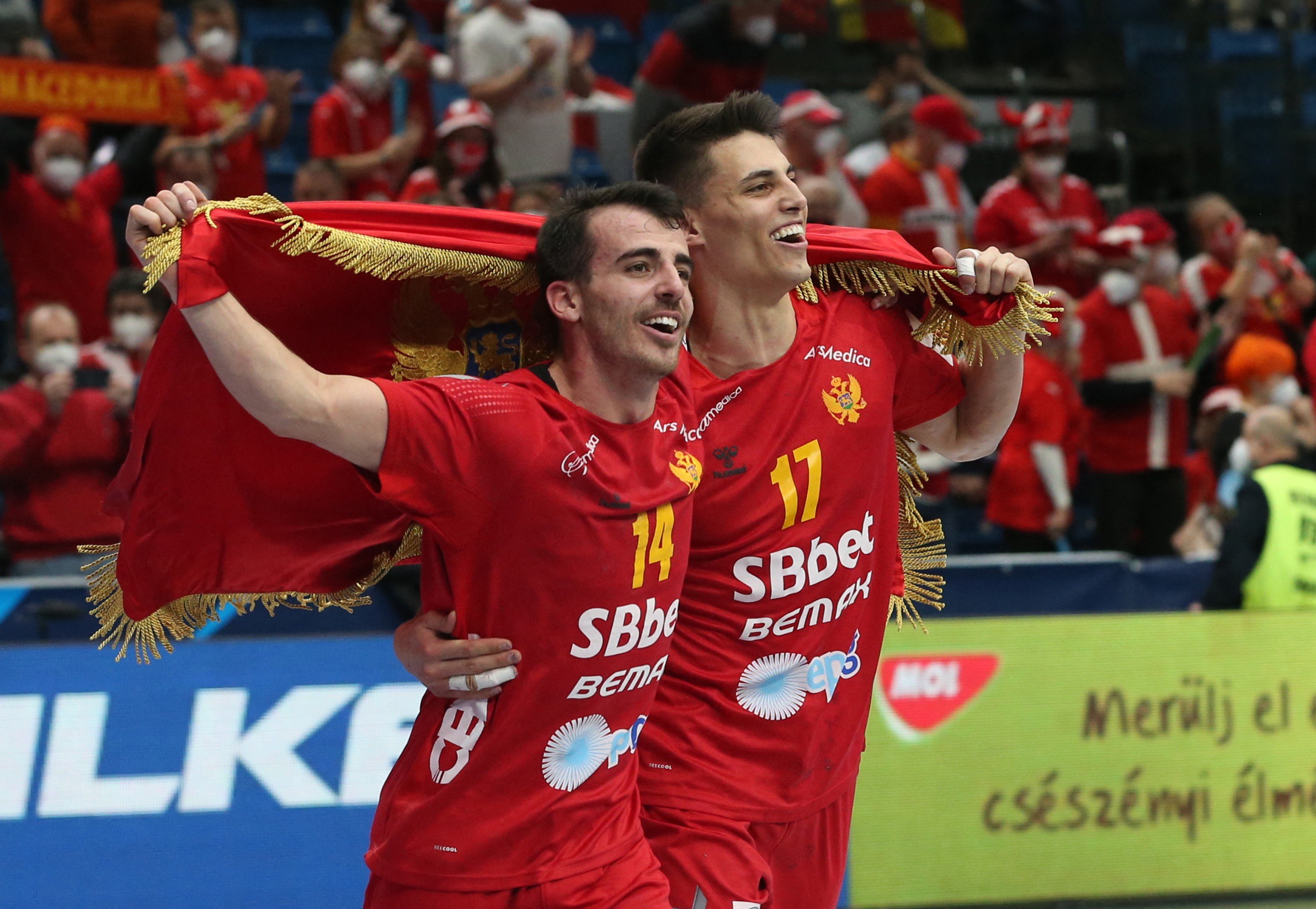 Miloš Vujović i Vasilije Kaluđerović. FOTO:  REUTERS/Bernadett Szabo